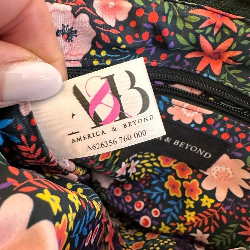 America & Beyond Beaded Initial Pouch Women Small Green Floral Wristlet P
